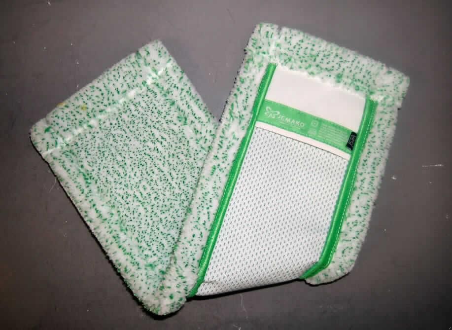 Reinigungstuch aus Geweben (Bezug für Klappmoppwischer), siehe Foto,
- aus buntgewebten Plüschgeweben aus Spinnstoffen,
- in den Abmessungen: 49 cm x 14 cm,
- auf der Unterseite sind an den beiden Schmalseiten zwei Gewebezuschnitte so aufgenäht,
  dass das Wischtuch in ein Klappmoppsystem eingespannt werden kann,
- durch Zusammennähen konfektioniert; laut ergänzenden Antragsangaben handgearbeitet.