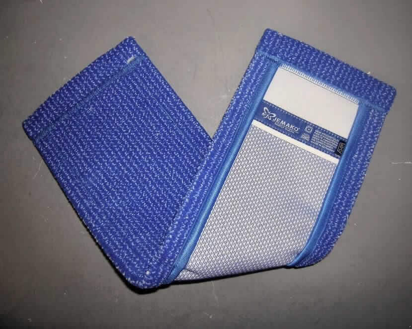Reinigungstuch aus Geweben (Bezug für Klappmoppwischer), siehe Foto,
- aus buntgewebten Samtgeweben aus Spinnstoffen,
- in den Abmessungen: 49 cm x 14 cm,
- auf der Unterseite sind an den beiden Schmalseiten zwei Gewebezuschnitte so aufgenäht,
  dass das Wischtuch in ein Klappmoppsystem eingespannt werden kann,
- durch Zusammennähen konfektioniert; laut ergänzenden Antragsangaben handgearbeitet.