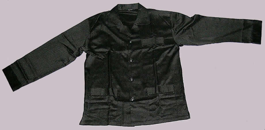 Dreiteilige Zusammenstellung, bestehend aus einem zweiteiligen Schlafanzug für Männer und einer Unterhose für Männer, sog. Herren-Pyjama und Boxershorts, Größe M, siehe Fotos,
- gemeinsam in einem Polybeutel für den Einzelverkauf aufgemacht,
- getrennte Einreihung der Unterhose, da nur das Oberteil und die lange Hose einen 
  Schlafanzug bilden,
- aus 0,3 mm dicken, maschinell bedruckten Geweben (schwarz mit kleinen weißen Punkten 
  im Alloverdruck) aus lt. Antrag 100% Seide,
- Schlafanzug für Männer:
- nach Schnitt (weit geschnitten), Ausstattung (angesetzte, gerade Blenden an den Taschen 
  und den Ärmelabschlüssen sowie Gestaltung der Eingriffsöffnung der Hose) und Material 
  erkennbar dazu bestimmt, ausschließlich oder im wesentlichen als Nachtkleidung im Bett
  getragen zu werden,
-- Oberteil: 
   über den Schritt reichend (Rückenlänge: 74 cm); mit halsnahem Reverskragen; mit langen 
   Ärmeln mit angesetzten, geraden Blenden an den Abschlüssen; vorn mit durchgehender 
   Öffnung mit Knopfverschluss von links über rechts (Männerkleidung); mit einer aufge- 
   setzten Brusttasche und zwei aufgesetzten Taschen unterhalb der Taille; am unteren Rand
   gesäumt und mit 4 cm hoch reichenden Seitenschlitzen ausgestattet,
-- lange Hose: 
   in der Taille abschließend, mit einem elastischen Taillenbund; vorn mit einer Öffnung mit 
   zwei Knöpfen von links über rechts zu schließen; mit knöchellangen, weiten Hosenbeinen; 
   an den Beinabschlüssen gesäumt.