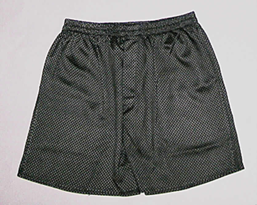 Dreiteilige Zusammenstellung, bestehend aus einem zweiteiligen Schlafanzug für Männer und einer Unterhose für Männer, sog. Herren-Pyjama und Boxershorts, Größe M, siehe Fotos,
-  gemeinsam in einem Polybeutel für den Einzelverkauf aufgemacht,
-  getrennte Einreihung der Unterhose, da nur das Oberteil und die lange Hose einen 
   Schlafanzug bilden,
-  aus 0,3 mm dicken, maschinell bedruckten Geweben (schwarz mit kleinen weißen
   Punkten im Alloverdruck) aus lt. Antrag 100% Seide,
-  Unterhose für Männer:
-- in der Taille abschließend, mit einem durchgehenden, elastischen Bund,
-- vorn mit einer unterhalb des Taillenbundes beginnenden Eingriffsöffnung mit Knopfver- 
   schluss von links über rechts (Männerkleidung),
-- an den Beinabschlüssen gesäumt und mit 4 cm hoch reichenden Seitenschlitzen ausge-
   stattet,
-- kennzeichnet sich aufgrund des Schnitts und der Ausstattung als Unterhose, somit keine
   kurze Hose der Position 6203.