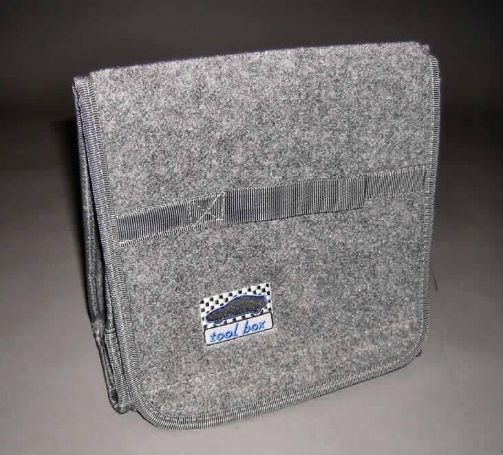 Anderes Behältnis, sog. Kofferraumtasche, siehe Foto,
- mit einer Außenseite aus Spinnstoffen (lt. Antrag Nadelfilz),
- mit einem auf der Überschlagklappe angenähten Band zum Öffnen bzw. Tragen der Tasche,
- an der Rückseite und am Bodenteil mit Klettstreifen zur Befestigung,
- an der Rückseite mit zwei Druckknöpfen aus unedlem Metall zum Anbringen im Kofferraum
  eines Kraftfahrzeugs mittels der beiliegenden, selbstklebenden Gegenstücke der Knöpfe,
- mit einer Überschlagklappe mit Klettverschluss,
- mit einer eingearbeiteten Verstärkung im Bodenteil, 
- ohne Innenausstattung,
- dient der geordneten Aufbewahrung von diversen Gegenständen in einem Kraftfahrzeug,
- mit einer Größe von ca. 28 x 14 x 30 cm,
- augenscheinlich nicht handgearbeitet,
- in einer zur Verpackung dieser Ware üblichen Schutzhülle aus klarsichtiger Kunststofffolie
  mit Reißverschluss verpackt.