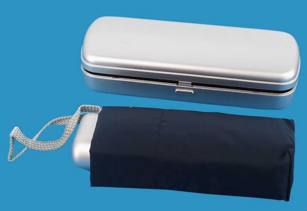 Taschenschirm, sog. Kunststoffetui mit eingelegtem Taschenschirm, s. Foto,
- zum wirksamen Schutz gegen Regen,
- mit einem Bezug aus Spinnstoffgeweben,
- mit einem Gestell aus unedlem Metall,
- mit einem Griff aus Kunststoff,
- mit einer Trageschlaufe,
- mit einer Größe (zusammengeklappt) von 16 x 5 x 3 cm,
- mit übergezogener Schutzhülle aus Spinnstoffgeweben,
- eingelegt in einem zur Aufnahme des Taschenschirms besonders gestalteten und zum
  dauernden Gebrauch geeigneten, etuiähnlichen Behältnis aus Kunststoff i.S. der AV 5 a),
  das wie der Schirm einzureihen ist.