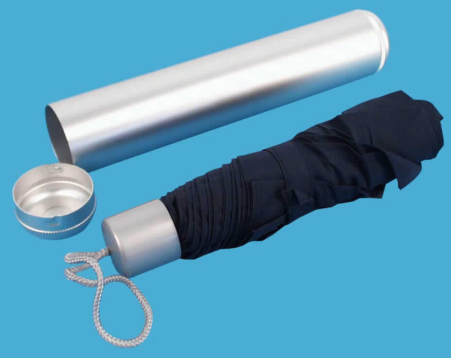 Taschenschirm, sog. Aluminiumetui mit eingelegtem Taschenschirm, s. Foto,
- zum wirksamen Schutz gegen Regen,
- mit einem Bezug aus Spinnstoffgeweben,
- mit einem Gestell aus unedlem Metall,
- mit einem Griff aus Kunststoff,
- mit einer Trageschlaufe,
- mit einer Länge (zusammengeklappt) von ca. 24 cm,
- mit einem Durchmesser (zusammengeklappt) von ca. 5 cm,
- eingelegt in einem zur Aufnahme des Taschenschirms besonders gestalteten und zum
  dauernden Gebrauch geeigneten, etuiähnlichen Behältnis aus Aluminium i.S. der AV 5 a),
  das wie der Schirm einzureihen ist.