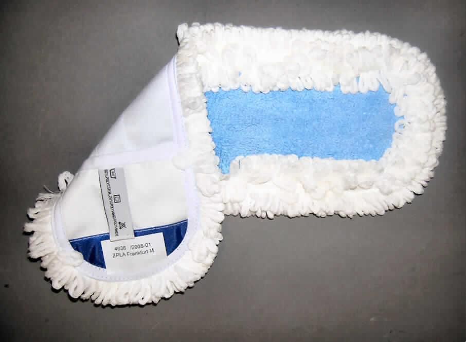 Reinigungstuch aus Geweben (Bezug für Klappmoppwischer), sog. Ersatz-Mopp für Bodenwischer,
Art.-Nr. 878171, siehe beigefügtes Foto
- länglich oval, in den Abmessungen: etwa 45 cm x 16 cm,
- aus einem zweilagigen, miteinander vernähten Flächenerzeugnis, mit einer Oberseite aus 
  0,5 mm dicken, einfarbigen Geweben und einer Unterseite aus 4,2 mm dicken, einfarbigen 
  Schlingengeweben, beide Gewebe sind lt. Textiletikett aus 100 % synthetischen Chemiefasern,
- am Rand mit einem aufgenähten, etwa 4 cm breiten Band aus Nähgewirken aus Spinnstoffen,
- auf der Oberseite sind an den beiden Schmalseiten zwei Zuschnitte aus Geweben aus
  Spinnstoffen so aufgenäht, dass der Bezug in einen Klappmoppwischer eingespannt werden
  kann,
- durch Zusammennähen konfektioniert,
- nicht handgearbeitet,
- die Gewebe bestimmen insbesondere im Hinblick auf den Umfang und den Verwendungszweck als
  Reinigungstuch den Charakter der Ware.