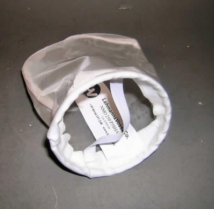 Ware des technischen Bedarfs, sog. Filterbag NMO, siehe beigefügtes Foto,
- in Form eines Beutels mit einer Länge von ca. 20 cm und einem Durchmesser am oberen Ende 
  von ca. 10,5 cm,
- aus 0,5 mm dicken, festen Geweben aus Spinnstoffen aus lt. Antrag synthetischen Chemiefasern,
- am offenen Ende durch einen Gewebestreifen eingefasst sowie mit einem eingearbeiteten Ring aus
  unedlem Metall stabilisiert,
- durch Zusammennähen konfektioniert,
- wird lt. Antrag als Filterbeutel in der industriellen Fest/Flüssig-Trennung eingesetzt,
- weist von der Konzeption her (u.a. spezieller Aufbau) besondere Merkmale auf, die erkennen 
  lassen, dass es sich um eine Ware des technischen Bedarfs handelt,
- wird nicht vom Warenkreis der Position 8421 erfasst.
