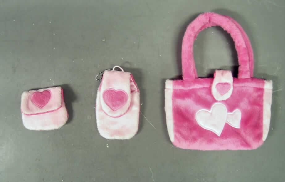 Warenzusammenstellung in Aufmachung für den Einzelverkauf (gemeinsam auf einer Pappunterlage), zur Befriedigung eines speziellen Bedarfs zusammengestellt, bestehend 
aus (siehe Foto):
- einer Handtasche für Kinder, 
-- mit einer Außenseite aus Spinnstoffen,
-- mit Abmessungen von ca. 15 (B) x 4 (T) x 11 (H) cm, 
-- mit zwei Handtragegriffen, 
-- mit einer Überschlaglasche mit Klettverschluss,
-- innen gefüttert, keine weitere Inneneinteilung, 
-- in erster Linie dazu bestimmt, kleinere persönliche Gegenstände aufzunehmen, 
- einer Geldbörse, 
-- mit einer Außenseite aus Spinnstoffen,
-- mit Abmessungen von ca. 7 (B) x 1 (T) x 6 (H) cm, 
-- mit einem Münzfach mit Klettverschluss,
- einem Handyetui,
-- mit einer Außenseite aus Spinnstoffen,
-- mit Abmessungen von ca. 7 (B) x 1,5 (T) x 11 (H) cm,
-- mit einer Überschlagklappe mit Klettverschluss,
-- mit einem Kettchen aus unedlen Metallen als Aufhängevorrichtung,
- alle drei Bestandteile sind durch Farbe und Design aufeinander abgestimmt,  
aufgrund des Umfangs und des Wertes bestimmt die Handtasche den Charakter der 
Warenzusammenstellung.