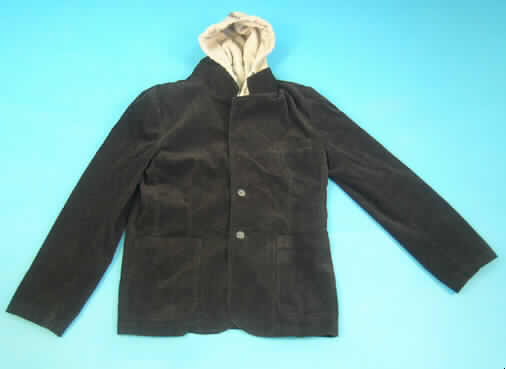 Jacke für Männer, sog. Herrencordblazer Granville,  # 229876, Größe L, siehe Abbildung;
- aus 1,4 mm dicken Rippensamtgeweben aus lt. Antrag 100% Baumwolle,
- über den Schritt, aber nicht über den halben Oberschenkel reichend (Rückenlänge: 75 cm), 
  u.a. aufgrund der geringen Rückenlänge kein Mantel,
- mit einem Reverskragen,
- an beide Vorderteile und im Nacken ist ein herausnehmbarer Einsatz mit Kapuze aus 
  einseitig (innen) gerauten Gewirken eingeknöpft,
- Vorderteile und oberes Rückenteil gefüttert, sonst ungefüttert,
- mit langen Ärmeln,
- vorn mit einer durchgehenden Öffnung, die mit zwei Knöpfen von links über rechts 
  geschlossen wird (Männerkleidung); der gewirkte Einsatz weist einen Reißverschluss
  auf,
- mit einer eingesetzten Brusttasche sowie zwei aufgesetzten Taschen unterhalb der Taille,
- am unteren Rand gesäumt, im Rückenteil mit einem Mittelschlitz,
- wird aufgrund des Schnitts, des Materials und der Ausstattung nicht als äußerstes
  Kleidungsstück über jeder anderen Kleidung getragen (somit kein den Windjacken
  ähnliches Kleidungsstück oder Kurzmantel der Position 6201).