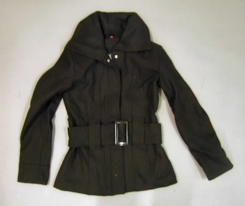 Windjackenähnliches Kleidungsstück für Frauen, sog. Wolljacke, Artikelnummer HSCC 236210,
Größe 34, siehe beigefügtes Foto,
- aus 1,4 mm dicken, nicht leichten, einfarbigen, beidseitig gerauten Geweben aus lt. Antrag
  60% Wolle und 40% Polyester (synthetische Chemiefasern),
- leicht gefüttert,
- über die Taille, aber nicht über den Schritt reichend (Rückenlänge: 67 cm); aufgrund der
  geringen Länge kein Mantel und auch kein Kurzmantel,
- mit Umlegekragen,
- vorn mit einer durchgehenden Öffnung mit Reißerschluss und Patte mit Druckknopfverschluss
  von rechts über links (Frauenkleidung),
- mit langen Ärmeln, 
- mit zwei eingesetzten, offenen Taschen unterhalb der Taille,
- in Taillenhöhe mit einem durch Schlaufen gezogenen Gürtel, mit Schnalle aus Kunststoff, 
- am unteren Rand durch Umschlagen und Festnähen gesäumt,
- wird aufgrund des Materials (schweres Gewebe) und der Ausstattung üblicherweise als äußerstes
  Kleidungsstück über jeder anderen Kleidung getragen und bietet einen bedingten Wetterschutz,
  somit keine Jacke der Position 6204.