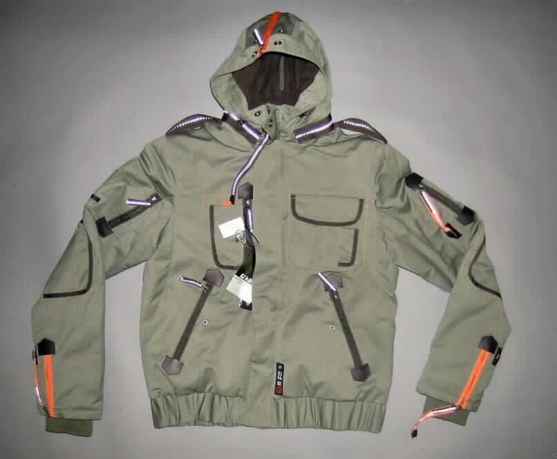 Blouson aus Geweben der Position 5903, für Männer, Art. Abassi 15219-90, Größe L, siehe Foto
- aus 0,4 mm dicken, einfarbigen, einseitig (Innenseite) mit Kunststoff (lt. Antrag 
  Polyurethan; kein Zellkunststoff) bestrichenen Geweben der Position 5903 aus
  lt. Antrag 100 % Polyester (synthetische Chemiefasern),
- durchgehend gefüttert,
- über den Schritt reichend (Rückenlänge: 70 cm), 
- mit einem Stehkragen sowie einer angesetzten Kapuze, mit Tunnelzug,
- vorn mit einer durchgehenden Öffnung mit Reißverschluss und Patte mit Klettverschluss 
  und Überlappung von links über rechts (Männerkleidung),
- mit langen Ärmeln, die über den unteren Rand des Kleidungsstücks hinausreichen, an den 
  Ärmelenden mit etwa 15 cm hoch reichenden Reißverschlüssen; innen mit Bündchen aus 
  Gewirken,
- mit diversen ein- und aufgesetzten Taschen auf Vorder- und Rückenteil sowie auf den
  Ärmeln, zum Teil mit Reißverschluss oder Taschenpatten,
- mit einem breiten, verengenden Bund am unteren Rand.
