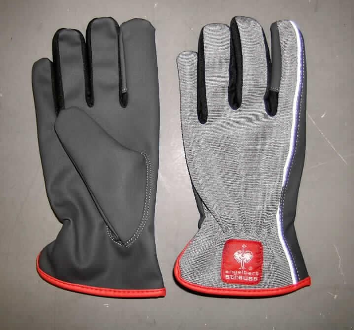 Handschuh, Größe L, siehe Foto
- als Fünffingerhandschuh gearbeitet,
- laut Untersuchungsergebnis mit folgendem Aufbau:
-- Innenhand (einschließlich Stulpe), Daumen und Teile des Zeigefingers:
   aus mit einer geprägten Kunststofffolie (Zellkunststoff) überzogenen Gewirken der 
   Position 5903; die Gewirke (dicht, ca. 2/3 der Gesamtdicke des Flächenerzeugnisses) 
   dienen nicht nur der Verstärkung des Zellkunststoffs,
-- Außenhand (einschließlich Stulpe) und Fingerzwischenräume (ohne Zeigefinger):
   aus verschiedenen Gewirken des Kapitels 60,
- auf der Außenhand im Bereich des Handgelenks mit einem eingenähten, elastischen
  Band,
- auf der Stulpe (Außenhand) mit einem aufgenähten Firmenetikett,
- am unteren Rand mit einem kontrastfarbenen Zuschnitt aus mit einer Kunststofffolie 
  überzogenen Gewirken der Position 5903 eingefasst,
- die Gewirke der Position 5903 bestimmen nach dem Umfang den Charakter der Ware.