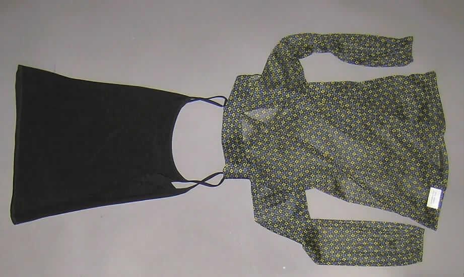 Zwei miteinander verbundene Kleidungsstücke (Bluse und modisches Unterhemd), sog. Damen Pullover
(Mod. 295), Größe 38, siehe Fotos,
- beide Kleidungsstücke sind an der Schulternaht und an den Trägern durch eine kleine Schlaufe aus 
  Kunststofffolie locker (nicht dauerhaft) miteinander verbunden und können jeweils separat getragen werden,
- Bluse (außen):
-- aus 0,4 mm dicken, leichten, bedruckten Kettengewirken aus lt. Antrag 100% Polyester 
   (synthetische Chemiefasern),
-- lt. Untersuchungsergebnis mit 33 Maschen in vertikaler und 36 Maschen in horizontaler Richtung 
   je linearen Zentimeter,
-- über die Taille reichend (Rückenlänge: 62 cm),
-- mit einem Umlegekragen (u. a. auch deshalb keine Ware der Position 6109),
-- mit einem V-förmigen, sehr tiefen Halsausschnitt (Ausschnitt unterschreitet die imaginäre Linie 
   zwischen den Achselhöhlen),
-- ohne Öffnung und ohne Verschluss,
-- mit asymmetrisch angeordneten Vorderteilen, die in der Art eines Wickelkleidungsstücks großflächig
   von rechts auf links überlappen (erkennbar Frauenkleidung); stellt sich insgesamt noch als leichtes
   Kleidungsstück dar (somit kein Pullover der Position 6110),
-- mit langen Ärmeln, mit elastischen Abschlüssen,
-- am unteren Rand durch Umschlagen und Festnähen gesäumt,
-- erfüllt aufgrund des Schnitts (sehr tiefer Ausschnitt), des leichten Materials und der Maschenzahl die
   Begriffsbestimmung zur Einreihung als Bluse.