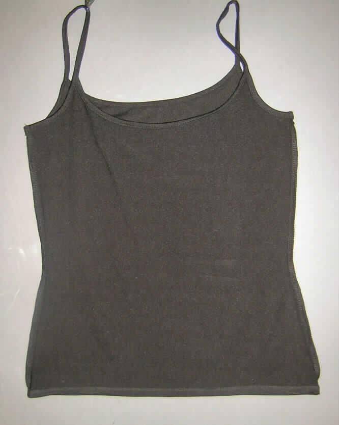 Zwei miteinander verbundene Kleidungsstücke (Bluse und modisches Unterhemd), sog. Damen Pullover
(Mod. 295), Größe 38, siehe Fotos,
- beide Kleidungsstücke sind an der Schulternaht und an den Trägern durch eine kleine Schlaufe aus 
  Kunststofffolie locker (nicht dauerhaft) miteinander verbunden und können jeweils separat getragen werden,
- modisches Unterhemd (innen):
-- aus 0,8 mm dicken, leichten, einfarbigen Gewirken aus lt. Antrag 100% Polyester 
   (synthetische Chemiefasern),
-- über die Taille reichend (Rückenlänge: 56 cm),
-- mit schmalen, verstellbaren Schulterträgern,
-- ohne Öffnung und ohne Verschluss (u. a. deshalb keine Bluse der Position 6106),
-- modisch gestaltet, wird unmittelbar auf der Haut getragen,
-- am unteren Rand durch Umschlagen und Festnähen gesäumt.