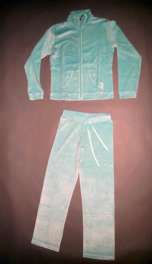 Kombination, bestehend aus einer strickjackenähnlichen Kleidung und einer langen Hose,
sog. Damen-Nicki-Hausanzug (Art. DA-6991), Größe 36/38, siehe Fotos,
- in gemeinsamer Aufmachung für den Einzelverkauf,
- aus 1,7 mm dicken, einfarbigen Samtgewirken (sog. Nicky) aus laut Antrag
  80% Baumwolle und 20% Polyester (synthetische Chemiefasern); mit einem Flor
  aus laut Antrag 100% Baumwolle; aufgrund des allgemeinen Aussehens und der
  Materialbeschaffenheit kein Trainingsanzug,
- vollständig aus ein und demselben Flächenerzeugnis hergestellt,
- ohne Merkmale, die auf einen bestimmten Trägerkreis hinweisen (unisex),
- Strickjackenähnliche Kleidung: 
-- über die Taille reichend (Rückenlänge: 62 cm),
-- mit einem Stehkragen,
-- vorn mit einer durchgehenden Öffnung mit Reißverschluss,
-- mit langen Ärmeln, die mit angesetzten Bündchen ausgestattet sind,
-- mit aufgesetzten Taschen in Art einer Kängurutasche, unterhalb der Taille,
-- am unteren Rand mit einem angesetzten, nicht verengenden Bund,
- lange Hose:
-- in der Taille abschließend, mit einem elastischen, etwa 4 cm breiten Taillenbund mit
   eingearbeitetem Zugband,
-- ohne Öffnung und ohne Verschluss,
-- mit knöchellangen Hosenbeinen, mit gesäumten Abschlüssen.