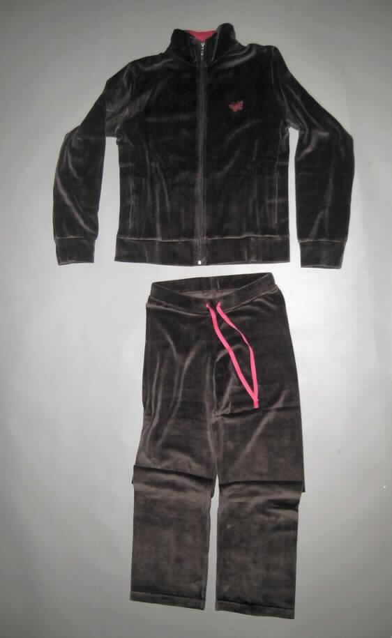 Kombination, bestehend aus einer strickjackenähnlichen Kleidung und einer langen Hose,
sog. Damen-Nicki-Hausanzug (Art. DA-6988), Größe 36/38, siehe Fotos,
- in gemeinsamer Aufmachung für den Einzelverkauf,
- aus 1,8 mm dicken, einfarbigen Samtgewirken (sog. Nicky) aus laut Antrag
  80% Baumwolle und 20% Polyester (synthetische Chemiefasern); mit einem Flor
  aus laut Antrag 100% Baumwolle; aufgrund des allgemeinen Aussehens und der
  Materialbeschaffenheit kein Trainingsanzug,
- vollständig aus ein und demselben Flächenerzeugnis hergestellt,
- ohne Merkmale, die auf einen bestimmten Trägerkreis hinweisen (unisex),
- Strickjackenähnliche Kleidung: 
-- über die Taille reichend (Rückenlänge: 62 cm),
-- mit einem Stehkragen,
-- vorn mit einer durchgehenden Öffnung mit Reißverschluss,
-- mit langen Ärmeln, die mit angesetzten Bündchen ausgestattet sind,
-- vorne mit seitlich eingesetzten, offenen Taschen unterhalb der Taille,
-- links im Brustbereich mit einer 4 cm x 2,5 cm großen Motivstickerei, die sich auf der Hose
   nicht wiederholt und von geringer Bedeutung ist,
-- am unteren Rand mit einem angesetzten, nicht verengenden Bund,
- lange Hose:
-- in der Taille abschließend, mit einem elastischen, etwa 4 cm breiten Taillenbund mit
   eingearbeitetem Zugband,
-- ohne Öffnung und ohne Verschluss,
-- mit knöchellangen Hosenbeinen, mit gesäumten Abschlüssen.
