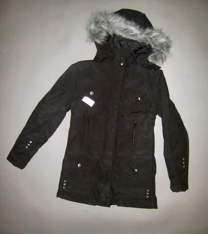 Anorak für Mädchen, sog. Mädchenjacke, Artikel-Nr. 596-540, Größe 140/146, siehe Foto,
- aus 0,3 mm dicken, einfarbigen Geweben aus laut Antrag 70 % Baumwolle und 30 % 
  Polyamid (Chemiefasern),
- über den Schritt, aber nicht über den halben Oberschenkel reichend (Rückenlänge: 70 cm); 
  aufgrund der geringen Länge kein Mantel / Kurzmantel oder Parka der Unterposition 6202 1210,
- mit einem Stehkragen, mit einer abtrennbaren Kapuze, am Rand mit einem Besatz aus lang-
  florigen Plüschgewirken,
- vorn mit einer durchgehenden Öffnung mit Reißverschluss und Druckknopfpatte von rechts 
  über links (Mädchenkleidung),
- mit langen Ärmeln, an den Abschlüssen gesäumt,
- vorn mit je zwei aufgesetzten Brusttaschen und zwei Taschen unterhalb der Taille, 
- wattiert und abgesteppt gefüttert; am unteren Rand durch Umschlagen und Festnähen gesäumt,
- wird als äußerstes Kleidungsstück über jeder anderen Bekleidung getragen und bietet Schutz 
  gegen das Wetter, damit keine Jacke der Position 6204.
