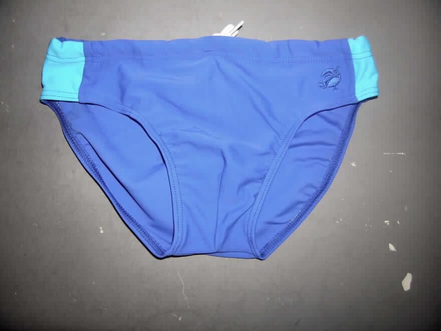 Badehose für Knaben, sog. Badehose in einem Badebeutel, Artikel-Nr. 595-187, Größe 128/134, siehe Fotos,
- aus verschiedenen 0,7 mm dicken, einfarbigen Gewirken aus laut Antrag 80 % Polyamid 
  und 20 % Elastan (Elastomergarn / beides synthetische Chemiefasern),
- ohne Kautschukfäden; die Elastizität ergibt sich durch die Verwendung von Elastomergarn 
  (Elastan),
- am oberen Rand mit einem elastischen Abschluss mit Kordelzug,
- bis zur Hüfte reichend; mit hohen Beinausschnitten,
- im vorderen Bereich mit einem Gewirke unterlegt (Hygieneeinlage) und mit einem Abnäher
  ausgestattet; aufgrund der Ausstattung erkennbar Knabenkleidung,
- an den Beinabschlüssen gesäumt,
- das Kleidungsstück lässt nach Schnitt, Material und Ausstattung erkennen, dass es aus- 
  schließlich oder hauptsächlich dazu bestimmt ist, als Badekleidung getragen zu werden,
- in einem Kunststoffbeutel (15 cm x 25 cm) mit Zugkordel verpackt; der Beutel stellt sich als 
  übliche Verpackung im Sinne der AV 5 b) dar.