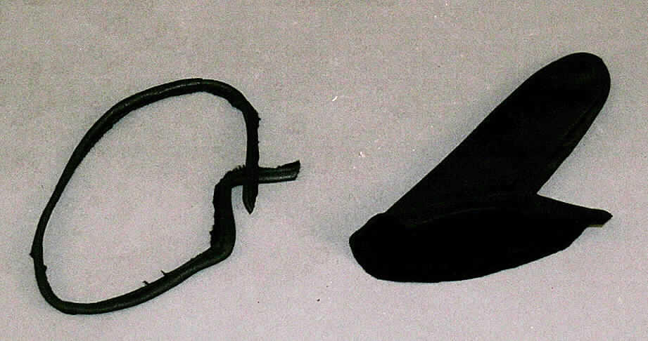 Andere Waren aus Leder, sog. Lederdaumen, siehe Foto, 
- Daumenverband zum Schutz des Daumens bei z.B. Verstauchungen, 
- aus augenscheinlich Ziegenleder, 
- aus lt. Antrag atmungsaktivem Leder, 
- mit losem Lederband zu befestigen.