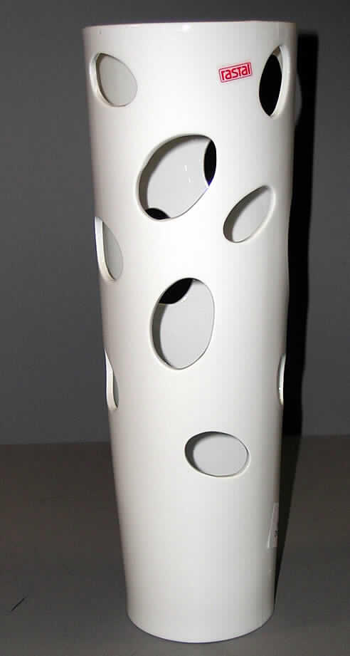 Ziergegenstand zur Innenausstattung, Vase "Pretty" (Art.-Nr. 84098), siehe Foto, 
- weißglasierte Vase mit Lochmusteroptik, 
- mit einer Höhe von ca. 38 cm und einem Umfang von ca. 13 cm (oben), 
- keramisches Erzeugnis, nach der Formgebung gebrannt, tonmineralhaltiges Material 
  enthaltend, 
- nach dem Ergebnis der augenscheinlichen Untersuchung handelt es sich um Porzellan 
  (weißer Scherben, inhomogene Bestandteile mit dem bloßen Auge nicht sichtbar, keine 
  Wasseraufnahmefähigkeit, lichtdurchlässig, nicht ritzbar, nachklingend), 
- handgearbeitet (lt. ergänzenden Antragsangaben).