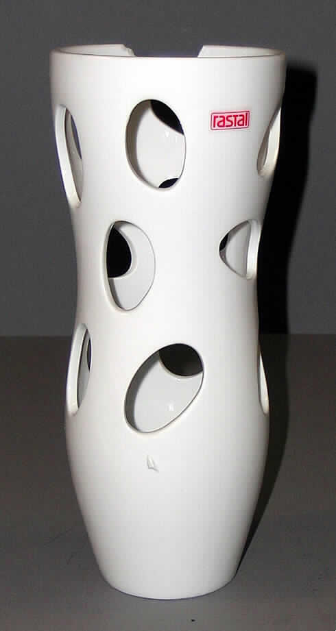 Ziergegenstand zur Innenausstattung, Vase "Pretty" (Art.-Nr. 84099), siehe Foto, 
- weißglasierte, bauchige Vase mit Lochmusteroptik, 
- mit einer Höhe von ca. 26 cm und einem Umfang von ca. 11 cm (oben), 
- keramisches Erzeugnis, nach der Formgebung gebrannt, tonmineralhaltiges Material 
  enthaltend, 
- nach dem Ergebnis der augenscheinlichen Untersuchung handelt es sich um Porzellan 
  (weißer Scherben, inhomogene Bestandteile mit dem bloßen Auge nicht sichtbar, keine 
  Wasseraufnahmefähigkeit, lichtdurchlässig, nicht ritzbar, nachklingend), 
- handgearbeitet (lt. ergänzenden Antragsangaben).