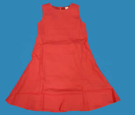Kleid für Mädchen, sog.festliche Kinderkleidung (Modell 7308089), Größe 104, siehe Foto,
- aus 0,5 mm dicken, einfarbigen Geweben aus lt. Antrag 55% Leinen und 45% Baumwolle,
- etwa wadenlang (Rückenlänge: 65 cm),
- mit einem runden, leicht halsfernen Ausschnitt,
- ärmellos,
- im oberen Teil leicht gefüttert,
- im Rücken mit einer bis zur Taille reichenden Öffnung mit Reißverschluss,
- mit weit ausgestelltem Rockteil, hinten mit drei horizontal aufgenähten, 17 cm breiten und 
  bis zu 28 cm langen, in Falten gelegten Zuschnitten verziert,
- am unteren Rand durch Umschlagen gesäumt,
- kann aufgrund der Länge ohne ein weiteres, den Unterkörper bedeckendes Kleidungsstück
  (Rock/Hose) getragen werden, kennzeichnet sich somit als Kleid.