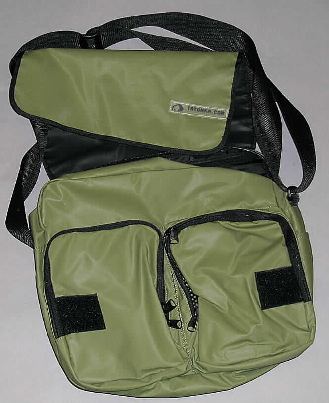 Aktentaschenähnliches Behältnis, sog. "City Bag", Art.-Nr.: 2211,  siehe Foto,
- mit einer Außenseite aus Kunststofffolien,
- oben mit einem Reißverschluss zu schließen,
- mit einem verstellbaren Schultertragegurt,
- mit meiner Überschlagklappe mit Klettverschluss,
- mit einem auf der Überschlagklappe eingesetzten Einsteckfach mit Reißverschluss, 
- an einer Schmalseite mit einem aufgesetzten Einsteckfach mit Klettverschluss,
- auf der Vorderseite des Taschenkorpus mit zwei aufgesetzten Fächern mit Reißverschluss, 
- Hauptfach mit einem eingenähten, gepolsterten Fach mit einer Lasche mit Klettverschluss
  zur Aufnahme eines Notebooks ausgestattet, 
- mit einem weiteren Einsteckfach und seitlich mit zwei Einsteckfächern mit Gummizugband,
- mit einer Größe von ca. 30 x 34 x 10 cm,
- gefüttert,
- nicht handgearbeitet.