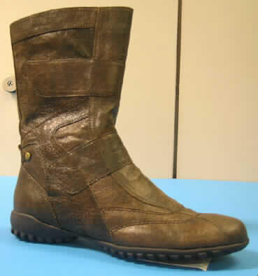 Freizeitschuhe, lt. Antrag: Schuh Art. 8220137, siehe Foto,
- mit Laufsohlen aus Kunststoff (lt. Antrag),
- mit Oberteil (geschlossenes Blatt) aus Kunststoff (Spinnstoff mit einer mit dem bloßen 
  Auge wahrnehmbaren Außenschicht aus Kunststoff),
- mit Verstärkungsteilen aus Kunststoff und Spinnstoff,
- mit seitlichem Reißverschluss,
- ohne Metallschutz in der Vorderkappe,
- den Knöchel bedeckend.