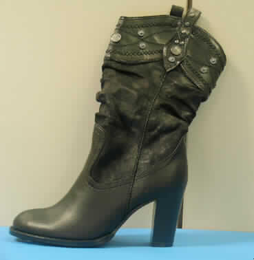 Freizeitschuhe, lt. Antrag: Stiefel Art. 8220082, siehe Foto,
- mit Laufsohlen aus Kautschuk (lt. Antrag),
- mit Oberteil (geschlossenes Blatt) aus Kunststoff (Spinnstoff mit einer mit dem bloßen 
  Auge wahrnehmbaren Außenschicht aus Kunststoff),
- mit Verstärkungsteilen aus Kunststoff,
- ohne Verschluss,
- mit hohem Absatz,
- ohne Metallschutz in der Vorderkappe,
- den Knöchel bedeckend.