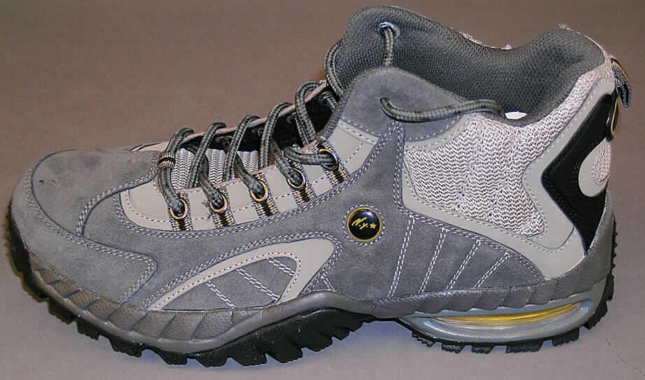 Freizeitstiefel (lt. Antrag: "Damen und Herrenstiefel, Artikel 04", siehe Photographie)
- mit Laufsohlen aus (lt. Antrag) Kautschuk,
- mit Oberteil (geschlossenes Blatt) aus Leder (den größten Teil der Außenfläche bildend),
  Kunststoff (Spinnstofferzeugnis mit einer mit bloßem Auge wahrnehmbaren Außenschicht 
  aus Kunststoff), Leder und Spinnstoff,
- auf das Oberteil sind an mehreren Stellen Stücke aus Spinnstoff, Leder und Kunststoff als 
  Verstärkungsteile aufgesetzt,
- ohne Metallschutz in der Vorderkappe,
- den Knöchel, jedoch nicht die Wade bedeckend (nicht über die dickste Stelle der Wade 
  hinausreichend),
- mit einer Länge der Innensohle von mehr als 24 cm,
- nicht als Männer- oder Frauenschuhe erkennbar,
- nach der Konzeption und Ausstattung nicht für eine sportliche Betätigung geeignet