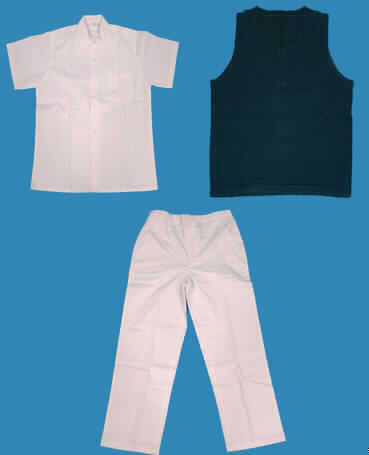 Dreiteilige Zusammenstellung, bestehend aus einer Kombination (Hemd und lange Hose) und einem pulloverähnlichen Kleidungsstück, sog. festliche Kinderkleidung (Modell 7308090), Größe 140, siehe Fotos; in gemeinsamer Aufmachung für den Einzelverkauf,
- das pulloverähnliche Kleidungsstück und die lange Hose stellen keine Kombination dar, weil 
  sie aus verschiedenen Flächenerzeugnissen hergestellt sind; das Hemd und die lange 
  Hose erfüllen die Voraussetzungen zur Einreihung als Kombination,
- Kombination für Knaben:
-- aus 0,3 mm dicken, einfarbigen Geweben aus lt. Antrag 100% Baumwolle, 
-- vollständig aus ein und demselben Flächenerzeugnis hergestellt; gleich in Struktur, Stil, 
   stofflicher Zuammensetzung, Farbe und Größe; 
-- Hemd: 
   über den Schritt reichend (Rückenlänge: 61 cm); mit einem Umlegekragen; vorn mit einer 
   durchgehenden Öffnung mit Knopfverschluss von links über rechts (Knabenkleidung); mit 
   kurzen Ärmeln; mit einer Brusttasche; am unteren Rand gesäumt;
-- lange Hose:
   in der Taille abschließend; mit einem teilweise elastistischen Taillenbund mit Gürtel- 
   schlaufen; mit einer kurzen Öffnung mit Reißverschluss und Patte von links über rechts ; 
   mit zwei Eingrifftaschen und zwei Gesäßtaschen; mit knöchellangen Hosenbeinen; an den
   Beinabschlüssen durch Umschlagen und Festnähen gesäumt.