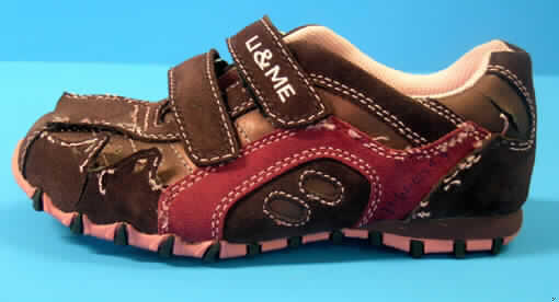 Trainingsschuhähnliche Schuhe, lt. Antrag: Kinderschuh  Art. 3-71-60-0249-7, siehe Foto, 
- mit Laufsohlen aus (lt. Antrag) Kunststoff, 
- mit Oberteil (geschlossenes Blatt) aus Leder (den größten Teil der Außenfläche bildend)
  und Kunststoff (Spinnstoff mit einer mit bloßem Auge wahrnehmbaren Außenschicht 
  aus Kunststoff),
- nicht mit Dornen, Krampen, Klammern, Stollen oder ähnlichen Vorrichtungen versehen oder 
  für deren Anbringung hergerichtet (keine Sportschuhe), 
- mit zwei Klettverschlüssen,
- ohne Metallschutz in der Vorderkappe, 
- nicht den Knöchel bedeckend, 
- mit einer Länge der Innensohle von weniger als 24 cm, 
- (lt. Antrag) mit einem cif-Preis je Paar von weniger als 9 Euro.