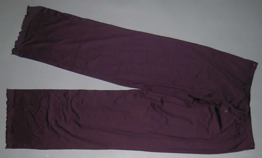 Lange Hose, Art. Luna LP 0693, Größe 38, siehe Foto
- aus 0,5 mm dicken, einfarbigen Gewirken aus lt. Antrag 90 % Polyamid und 10 % Elasthan 
  (Elastomergarn, beides synthetische Chemiefasern),
- in der Taille abschließend, mit einem schmalen, teilweisen elastischen Bund, vorn mit
  einem aufgenähten, gewebten Band und einer Wäscheschleife verziert,
- ohne Öffnung; ohne Merkmale, die auf den Trägerkreis hinweisen (unisex),
- mit langen, bis zu den Knöcheln reichenden Hosenbeinen,
- an den Beinabschlüssen mit Überwendlichnähten gesäumt.