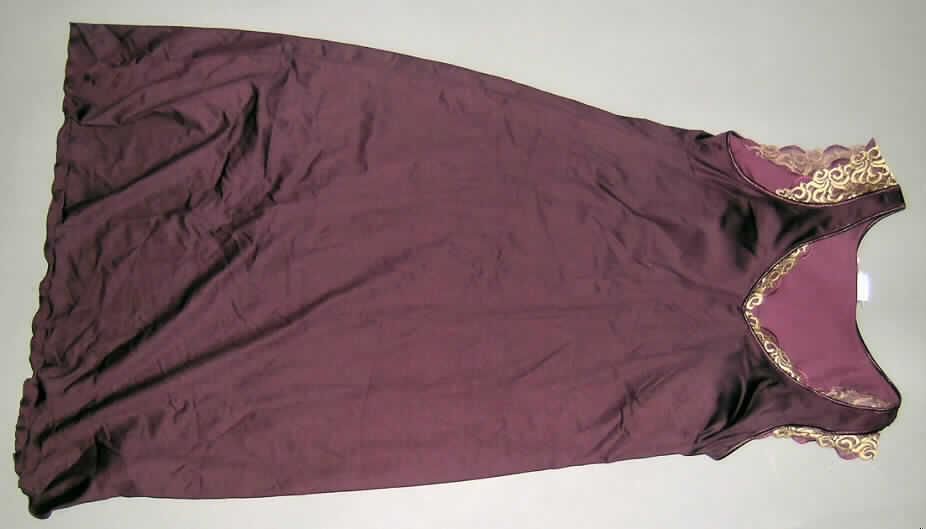 Kleid für Frauen, sog. Wohlfühlkleid, Nachthemd mit Cupeinsatz für Brustprothese,
Art. Luna ND 0694, Größe 38, siehe Foto
- aus 0,5 mm dicken, einfarbigen Gewirken aus lt. Antrag 87 % Polyamid, 1 % Polyester 
  und 12 % Elasthan (Elastomergarn, alles synthetische Chemiefasern),
- über den halben Oberschenkel reichend (Rückenlänge: 100 cm); kann aufgrund der Länge 
  ohne ein weiteres, den Unterkörper bedeckendes Kleidungsstück (Rock oder Hose) 
  getragen werden,
- nach Schnitt, Material und Ausstattung nicht erkennbar dazu bestimmt, ausschließlich
  oder im Wesentlichen als Nachtkleidung im Bett getragen zu werden, somit kein
  Nachthemd,
- mit Schulterträgern,
- im Brustbereich mit einem eingenähten Innenteil in Art eines Bustiers, mit gepolstert
  gearbeiteten Einzelbüsten sowie mit einem eingenähten Gewirkezuschnitt, der "Taschen" 
  bildet, in die Brustprothesen eingelegt werden können; am oberen Rand mit der Außenlage 
  vernäht, am unteren Rand mit einem elastischen, verengenden Band ausgestattet und 
  damit den Brustbereich eng umschließend,
- an den Rändern mit einem gewirkten Band eingefasst, zusätzlich vorn und im Bereich der
  Schultern mit angenähten Zuschnitten aus durchbrochenen Gewirken (sog.
  Raschelspitze) verziert,
- mit Brustabnähern,
- am unteren Rand mit Überwendlichnähten gesäumt.