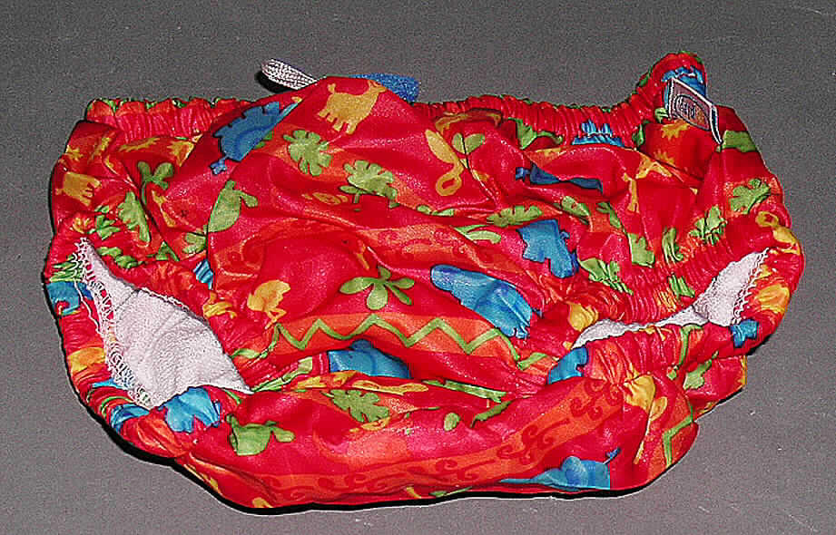 Badehose, sog. Schwimmwindel (Art. IP210 Swim Diaper ), für Kinder ab 2 Jahren (entspricht Größe 92 und größer, somit keine Kleidung für Kleinkinder), siehe Foto,
- charakterbestimmend aus 0,2 mm dicken, maschinell bedruckten Geweben aus lt. Antrag 
  100% Polyester (synthetische Chemiefasern); die Gewebe sollen lt. Etikett mit Kunststoff  
  bestrichen sein, ein Bestreichen ist mit bloßem Auge nicht wahrnehmbar (keine Meter- 
  ware der Position 5903, somit keine Kleidung der Position 6210),
- in der Taille abschließend mit elastischem Bund und Zugkordel, 
- ohne Öffnung und ohne Verschluss, somit ohne Merkmale, die auf einem bestimmten
  Trägerkreis (Knaben oder Mädchen) hinweisen (unisex),
- mit einem fest eingenähten Futter aus einfarbigen Schlingengewirken aus lt. Etikett 100% 
  Polyester,
- mit enganliegenden, elastischen Abschlüssen an den Beinausschnitten,
- kennzeichnet sich nach Material, Schnitt und Ausstattung als Badehose, somit keine kurze
  Hose der Position 6204.