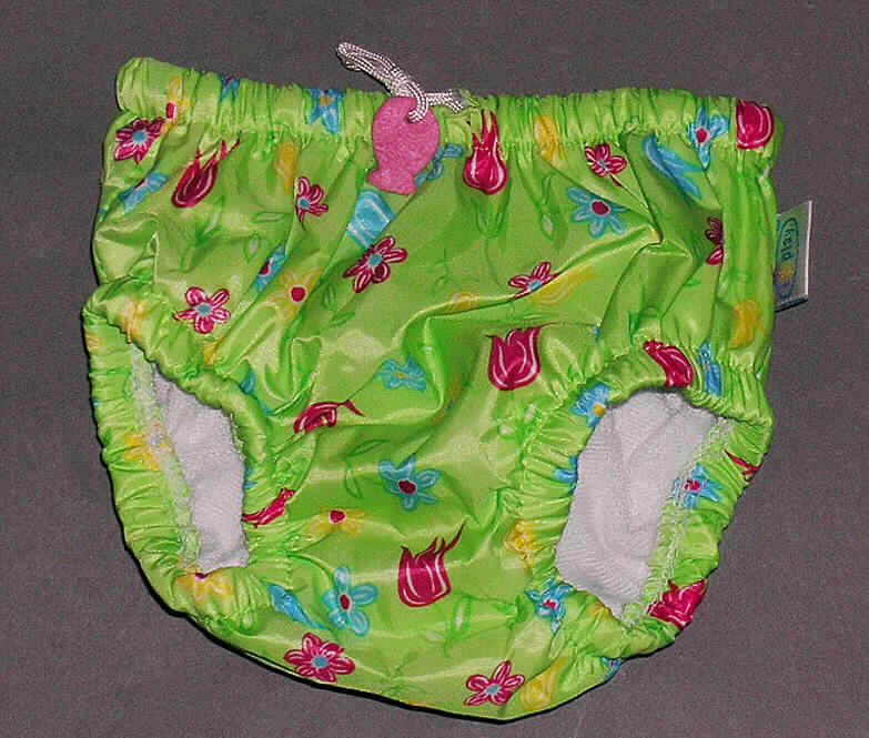 Badehose für Kleinkinder, sog. Schwimmwindel (Art. IP210 Swim Diaper ), für Kleinkinder im Alter von 6 Monaten (entspricht Größe 68), siehe Foto,
- charakterbestimmend aus 0,2 mm dicken, bedruckten Geweben aus lt. Antrag 100% 
  Polyester (synthetische Chemiefasern); die Gewebe sollen lt. Etikett mit Kunststoff  
  bestrichen sein, ein Bestreichen ist mit bloßem Auge nicht wahrnehmbar, 
- in der Taille abschließend mit elastischem Bund und Zugkordel, 
- ohne Öffnung und ohne Verschluss,
- mit einem fest eingenähten Futter aus einfarbigen Schlingengewirken aus lt. Etikett 100% 
  Polyester,
- mit enganliegenden, elastischen Abschlüssen an den Beinausschnitten.