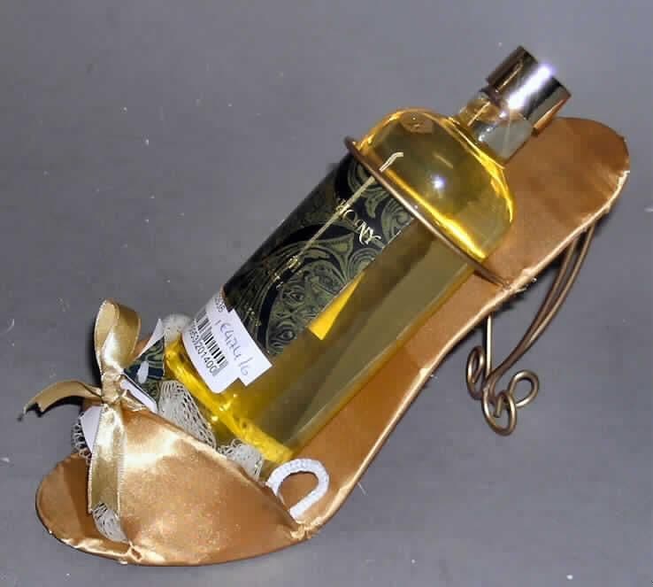 Art.No. 5122636, eine Flasche Duschgel 450 ml und ein Netzschwamm auf einem mit Stoff bespannten Drahtgestell in Form eines Schuhs für den Einzelverkauf aufgemacht (s.Photo).
Befund: Warenzusammenstellung für den gemeinsamen Bedarf der Körperreinigung (Duschgel und Netzschwamm), bei der das Duschgel als charakterbestimmend angesehen wird.