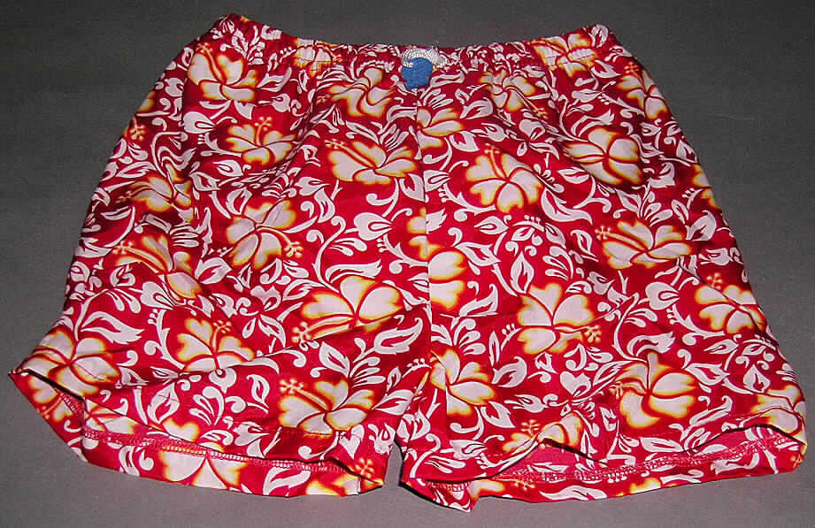 Badehose, sog. Schwimmboxershorts mit Windeleinsatz (Art. IP 217 Trunks), für Kinder 
ab 2 Jahren (entspricht Größe 92 und größer, somit keine Kleidung für Kleinkinder), siehe Foto,
- charakterbestimmend aus 0,2 mm dicken, bedruckten Geweben aus lt. Antrag 100% 
  Polyester (synthetische Chemiefasern),
- in der Taille abschließend, mit elastischem Bund und Zugkordel,
- ohne Öffnung und ohne Verschluss, somit ohne Merkmale, die auf einem bestimmten
  Trägerkreis (Knaben oder Mädchen) hinweisen (unisex),
- mit kurzen Hosenbeinen,
- an den Beinabschlüssen gesäumt,
- mit einem eingesetzten Höschen (sog. Windeleinsatz) aus einfarbigen Schlingengewirken 
  aus lt. Antrag 100% Polyester, einseitig mit einer Lage Kunststoff versehen (Meterware: 
  Position 6001), 
- kennzeichnet sich nach Material, Schnitt und Ausstattung als Badehose (Badeshorts),
  somit keine kurze Hose der Position 6204.