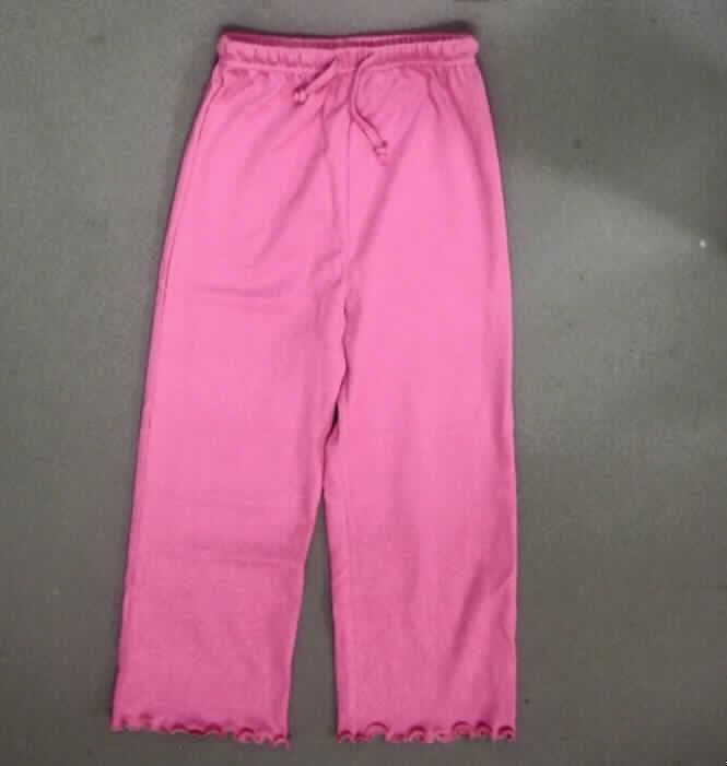 Dreiteilige Zusammenstellung (modisches Unterhemd, lange Hose und Bekleidungszubehör), sog. Mädchen-Schlafanzug mit Haarband (Art. 0883813001002), Größe 116, siehe Fotos,
- aus verschiedenen, 0,8 mm dicken, leichten, einfarbigen (pink und hellrosa) Gewirken aus   lt. Antrag 100% Baumwolle,
- nach Schnitt, farblicher Gestaltung und Ausstattung nicht erkennbar dazu bestimmt, ausschließlich oder 
  im Wesentlichen als Nachtkleidung im Bett getragen zu werden, somit kein Schlafanzug,
- keine Kombination, u. a. weil ein modisches Unterhemd als Bestandteil nicht zugelassen ist,
- getrennte Einreihung aller Bestandteile der Zusammenstellung, u. a. weil das modische Unterhemd und
  die lange Hose nicht zusammen in eine Position eingereiht werden dürfen,
- lange Hose: 
-- in der Taille abschließend mit einem 3 cm breiten, elastischen Taillenbund mit Zugband,
-- ohne Öffnung und ohne Verschluss; ohne Merkmale, die auf den Trägerkreis hinweisen (unisex),
-- mit knöchellangen Hosenbeinen,
-- an den Beinabschlüssen durch Überwendlichnaht gesäumt und gekräuselt.
