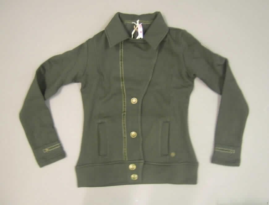 Jacke für Frauen, sog. blousonähnliches Kleidungsstück, Größe S, siehe beigefügtes Foto,
- aus 2,0 mm dicken, einseitig (Innenseite) gerauten Gewirken aus lt. Antrag 80% Baumwolle
  und 20% Polyester (synthetische Chemiefasern),
- ungefüttert,
- über die Taille reichend (Rückenlänge: 64 cm),
- mit Reverskragen,
- mit langen Ärmeln; an den Ärmelenden mit schmalen, aufgenähten Streifen aus Gewirken aus
  lt. Antrag 80% Baumwolle und 20% Polyester,
- vorn mit einer durchgehenden Öffnung mit Knopfverschluss von rechts über links
  (Frauenkleidung),
- mit zwei eingesetzten, offenen Taschen unterhalb der Taille (u.a. somit keine Hemdbluse),
- körpernah in Längsbahnen gearbeitet,
- in Taillenhöhe auf der Rückseite mit einem aufgenähten Zuschnitt in Art eines Rückenriegels
  aus Gewirken aus lt. Antrag 80% Baumwolle und 20% Polyester,
- im Randbereich des Reverskragens, vorne an der Öffnung, an den Ärmelenden, am Rückenriegel und
  vorne im Hauptkörper mit schmalen, aufgenähten Streifen aus Samtgeweben aus Spinnstoffen,
- mit einem angesetzten, doppelt gearbeiteten, nicht verengenden Bund am unteren Rand (somit
  kein Blouson der Position 6102), 
- kennzeichnet sich aufgrund des allgemeinen Aussehens, einer gewissen Formfestigkeit, 
  der Ausstattung und des Materials als Jacke der Position 6104 (somit kein Kleidungsstück
  der Position 6110),
- wird nicht als äußerstes Kleidungsstück über jeder anderen Kleidung getragen (somit kein 
  windjackenähnliches Kleidungsstück der Position 6102).