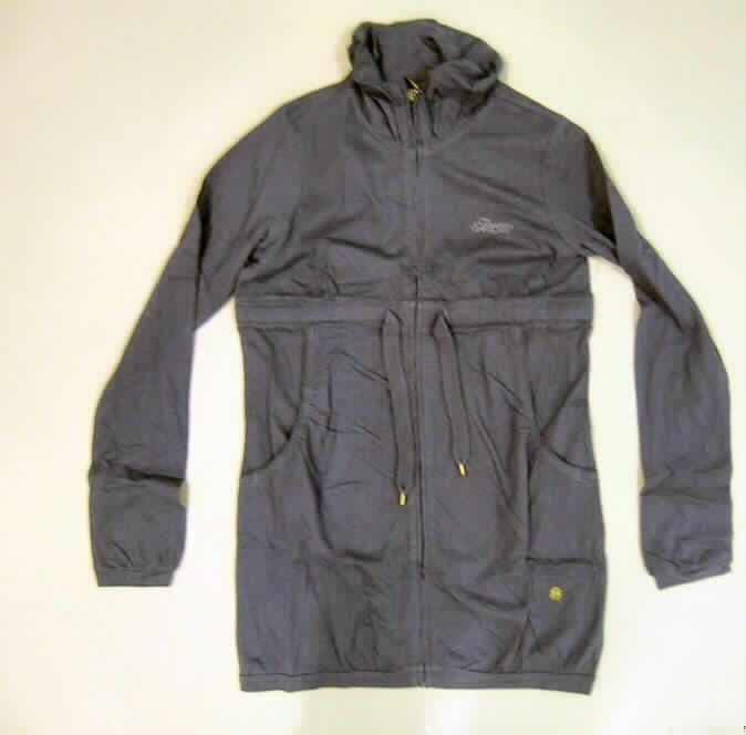 Strickjackenähnliches Kleidungsstück, sog. blousonähnliches Kleidungsstück, Größe S, siehe
beigefügtes Foto,
- aus 0,6 mm dicken, einfarbigen, gerauten Gewirken aus lt. Antrag 100% Baumwolle,
- über den Schritt reichend (Rückenlänge: 78 cm); kann aufgrund der geringen Länge nicht ohne
  ein weiteres den Unterkörper bedeckendes Kleidungsstück (Rock oder Hose) getragen werden,
  somit kein Kleid der Position 6104,
- mit Stehkragen,
- vorn mit einer durchgehenden Öffnung mit einem bis in die Kragenspitzen reichenden 
  Reißverschluss, ohne Überlappung; ohne Merkmale, die auf einen bestimmten Trägerkreis
  hinweisen (unisex),
- unterhalb der Brust mit einem Kordelzug,
- mit langen Ärmeln, die nicht über den unteren Rand des Kleidungsstücks hinausreichen (u.a. 
  somit kein Blouson der Position 6102); mit leicht verengenden Abschlüssen an den Ärmelenden,
- vorn mit zwei eingesetzten Taschen unterhalb der Taille (u. a. auch deshalb keine Hemdbluse
  der Position 6106),
- ungefüttert; nicht in Bahnen gearbeitet und keine Formfestigkeit aufweisend (somit keine
  Jacke der Position 6104),
- wird üblicherweise nicht über jeder anderen Kleidung zum Schutz gegen das Wetter getragen
  (somit kein Kleidungsstück der Position 6102),
- mit einem leicht verengenden Bund am unteren Rand.