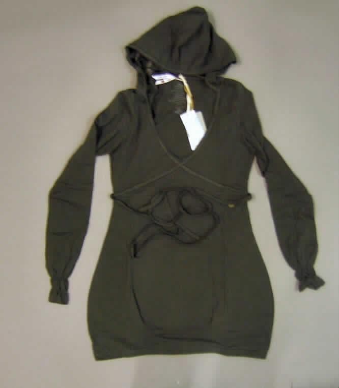 Pullover, sog. kleidähnliches Kleidungsstück, Größe S, siehe beigefügtes Foto,
- aus 0,6 mm dicken, einfarbigen Gewirken aus lt. Antrag 100% Baumwolle,
- über den Schritt reichend (Rückenlänge: 79 cm); kann aufgrund der geringen Länge nicht ohne
  ein weiteres, den Unterkörper bedeckendes Kleidungsstück (Rock oder Hose) getragen werden,
  somit kein Kleid der Position 6104,
- mit einer angesetzten, gefütterten Kapuze (u.a. daher kein Kleidungsstück der Position 6109),
- mit einem sehr tiefen, V-förmigen Halsausschnitt,
- ohne Öffnung und ohne Verschluss; ohne Merkmale, die auf einen bestimmten Trägerkreis 
  hinweisen (unisex),
- unterhalb der Brust mit einem an den Seitenrändern angenähten Bindeband,
- mit langen Ärmeln, die nicht über den Hauptkörper hinausreichen (u.a. somit kein
  blousonähnliches Kleidungsstück der Position 6102); mit elastischen Abschlüssen an den 
  Ärmelenden,
- mit einem schmalen, leicht verengenden Bund am unteren Rand (somit keine Bluse der Position 
  6106).