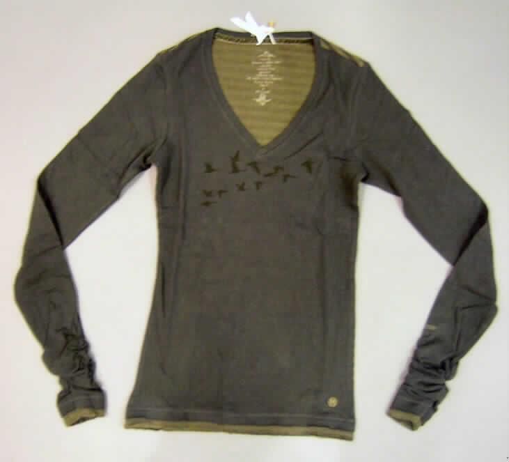 T-Shirt, sog. pulloverähnliches Kleidungsstück, Größe M, siehe beigefügtes Foto,
- aus verschiedenen, einfarbigen, bedruckten und buntgewirkten, 1,0 mm dicken, leichten
  Doppelgewirken aus lt. Antrag 100% Baumwolle,
- über den Schritt reichend (Rückenlänge: 71 cm),
- mit einem runden, leicht halsfernen Halsausschnitt, 
- ohne Öffnung und ohne Verschluss,
- mit langen, enganliegenden Ärmeln; an Ärmelenden gerafft sowie mit kurzen, angesetzten
  Zuschnitten aus Gewirken, 
- mit einem geraden Abschluss mit kurzen angesetzten Zuschnitten aus Gewirken am unteren Rand,
- aufgrund der Gewirkedicke, des Schnitts und der Ausstattung kein Kleidungsstück der Position
  6110.