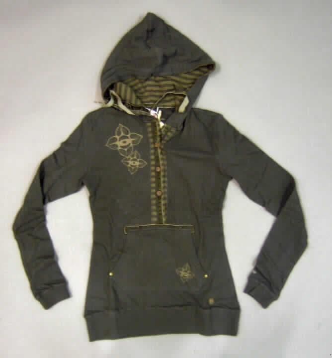 Blouson für Frauen, sog. pulloverähnliches Kleidungsstück, Größe S, siehe beigefügtes Foto,
- aus 1,0 mm dicken, einfarbigen, bedruckten und buntgewirkten Doppelgewirken aus lt. Antrag
  100% Baumwolle,
- ungefüttert,
- über die Taille reichend (Rückenlänge: 67 cm),
- mit gefütterter Kapuze mit Kordelzug,
- vorn mit einer nicht durchgehenden Öffnung mit Knopfverschluss von rechts über links
  (Frauenkleidung),
- mit langen Ärmeln, die über den unteren Rand des Kleidungsstücks hinausreichen; mit gerippten, 
  verengenden Bündchen an den Ärmelenden,
- vorn mit einer aufgesetzten Kängurutasche unterhalb der Taille,
- im Randbereich der Kapuze, vorn an der Öffnung und oberhalb der Kängurutasche mit schmalen,
  aufgenähten Streifen aus Samtgeweben aus Spinnstoffen,
- am unteren Rand mit einem gerippten, verengenden Bund,
- erfüllt aufgrund des Schnitts und der Ausstattung die Voraussetzungen zur Einreihung als 
  Blouson, somit keine Jacke der Position 6104 und auch kein Kleidungsstück der Position 6110.