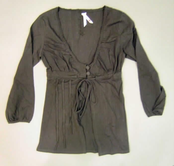 Bluse für Frauen, sog. strickjackenähnliches Kleidungsstück, Größe S, siehe beigefügtes Foto,
- aus 0,7 mm dicken, einfarbigen Gewirken aus lt. Antrag 100% Baumwolle; mit durchschnittlich
  mehr als 10 Maschen je linearen Zentimeter in jeder Richtung,
- über die Taille reichend (Rückenlänge 67 cm),
- mit einem sehr tiefen, V-förmigen Halsausschnitt,  
- vorn mit einer durchgehenden Öffnung mit Knopfverschluss (zwei Knöpfe) im Brustbereich von
  rechts über links (Frauenkleidung),
- unterhalb der Brust zusätzlich mit einem Bindeband,
- im Brustbereich leicht gerafft (in der Art von Brustabnähern
- mit langen Ärmeln mit leicht verengenden Abschlüssen an den Ärmelenden, 
- am unteren Rand durch Umschlagen und Festnähen gesäumt,
- erfüllt nach Material, Schnitt und Ausstattung die Bedingungen zur Einreihung als Bluse
  (somit kein Kleidungsstück der Position 6110).