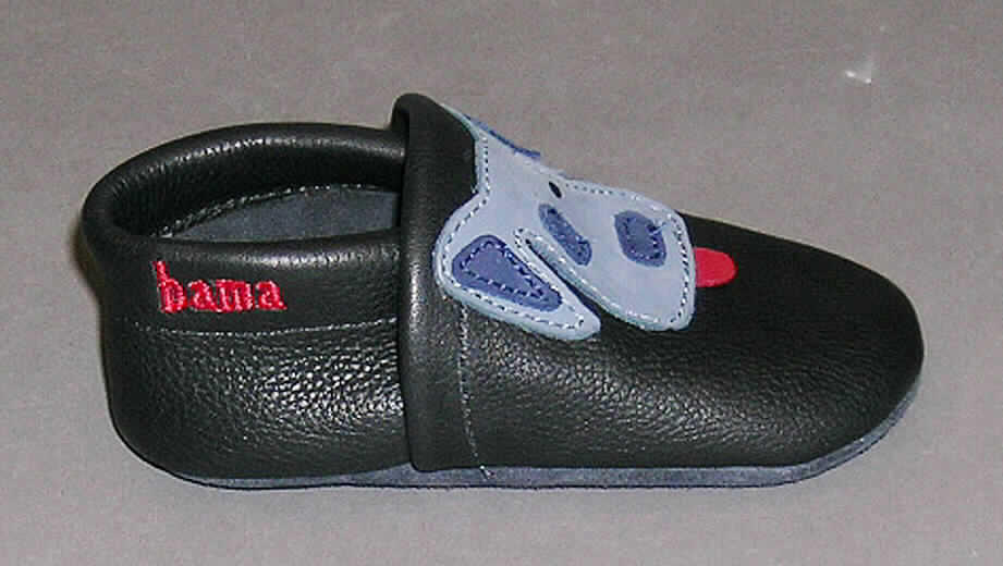 Kinderschuh; lt. Antrag: Lauflernschuh - siehe Bild
- mit Laufsohlen und Oberteil aus Leder,
- ohne Metallschutz in der Vorderkappe,
- nicht den Knöchel bedeckend,
- mit geschlossenem Blatt,
- mit einer Länge der Innensohle von weniger als 24 cm