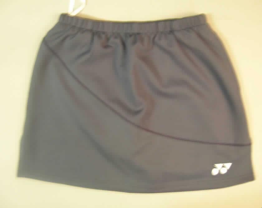 Rock für Frauen, sog. Skirt, Größe L, siehe beigefügte Fotos,
- aus 0,8 mm dicken, einfarbigen Gewirken aus lt. Antrag 93% Polyester und 7% Polyurethan
  (beides synthetische Chemiefasern),
- über den Schritt reichend (Seitenlänge: 36 cm),
- in der Taille abschließend, mit einem elastischen Taillenbund,
- ohne Öffnung und ohne Verschluss, 
- innen am Bund ist eine kurze Hose aus Gewirken dauerhaft angenäht, die kürzer gearbeitet ist
  als der Rock, so dass die Hosenbeine nicht zu sehen sind,
- ungefüttert,
- mit zwei 8 cm hoch reichenden Seitenschlitzen,
- mit zwei eingesetzten, offenen Taschen,
- am unteren Rand durch Umschlagen und Festnähen gesäumt,
- nach dem Schnitt und dem Gesamteindruck handelt es sich um einen Rock, somit keine 
  kurze Hose.