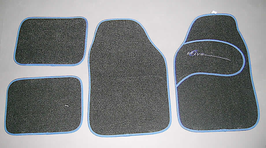 Fußmatten (lt. Antrag: "Autoteppich"Active Limited Edition", blau (74331)", siehe Foto)
- als vierteiliges Set, gemeinsam  auf einer Pappunterlage mit einem Kunststoffbügel für den 
  Einzelverkauf aufgemacht,
- aus zwei annähernd rechteckigen Fußmatten (abgerundete Ecken) mit den Abmessungen  
  von ca. 42 x 31 cm und zwei in der Passform für Kfz-Innenräume (nicht rechteckig) 
  zugeschnittenen Fußmatten mit den Abmessungen ca. 66 x 43 cm,
- an den Rändern mit blauen, ca. 1 cm breiten Gewebestreifen einfasst und gesäumt
  (= konfektioniert),
- aus Nadelfilz mit Flor (Faserlage aus synthetischen Chemiefasern 
  (lt. ergänzenden Antragsangaben: aus Polypropylen), auf der mittels spezieller 
  Nadeltechnik einseitig ein Flor gebildet wird), 
- weder getuftet noch beflockt,
- auf der Rückseite rutschhemmend behandelt,
- nicht handgearbeitet,
- kennzeichnen sich durch ihre Steifheit, Dicke und Widerstandsfähigkeit als 
  Fußbodenbelag