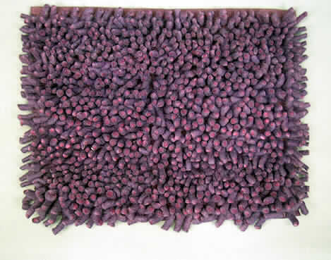 Teppich (siehe Foto)
- in rechteckiger Form,
- in den Abmessungen 58 x 47 cm,
- gewebt, 
- kein Kelim, Sumak, Karamanie oder ein denen ähnlicher Teppich,
- mit Flor, weder getuftet noch beflockt,
- an den Schmalseiten gesäumt (= konfektioniert),
- aus einem Grundgewebe aus (lt. Antrag) Baumwolle,
- mit einem Flor aus (lt. Untersuchung) gewichtsmäßig vorherrschend Wolle und aus
  synthetischen Chemiefasern,
- kennzeichnet sich aufgrund seiner Festigkeit, Dicke und Widerstandsfähigkeit 
  als Fußbodenbelag