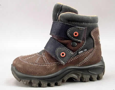 Freizeitstiefel für Kinder, lt. Antrag: Kinderschuh POLAR 136  59036, siehe Foto,
- mit Laufsohlen aus (lt. Antrag) Kunststoff,
- mit Oberteil (geschlossenes Blatt) aus Leder, 
- mit Verzierungen aus Kunststoff,
- mit zwei Klettverschlüssen,
- ohne Metallschutz in der Vorderkappe,
- den Knöchel, jedoch nicht die Wade bedeckend (nicht über die dickste Stelle der 
  Wade hinausreichend),
- mit einer Länge der Innensohle von weniger als 24 cm,
- nach Konzeption und Ausstattung nicht für eine sportliche Betätigung geeignet.