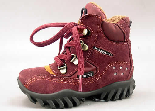 Freizeitstiefel für Kinder, lt. Antrag: Kinderschuh  MOUNTY 01 57001, siehe Foto,
- mit Laufsohlen aus (lt. Antrag) Kunststoff,
- mit Oberteil (geschlossenes Blatt) aus Leder (den größten Teil der Außenfläche bildend) 
  und Spinnstoff, 
- mit Verstärkungsteilen aus Leder,
- mit Schnürsenkelverschluss (mit abstehenden Metallhaken und -ösen),
- ohne Metallschutz in der Vorderkappe,
- den Knöchel, jedoch nicht die Wade bedeckend (nicht über die dickste Stelle der Wade 
  hinausreichend),
- mit einer Länge der Innensohle von weniger als 24 cm,
- nach Konzeption und Ausstattung nicht für eine sportliche Betätigung geeignet.