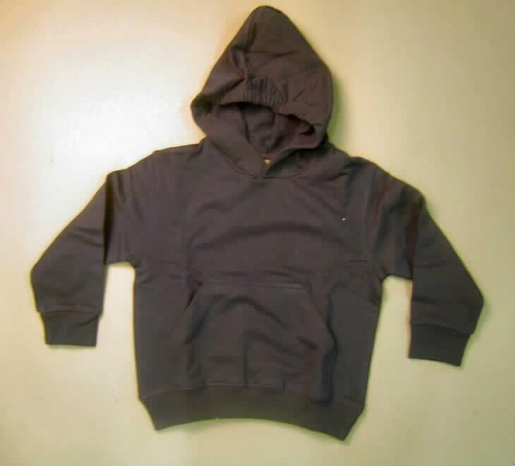 Blousonähnliches Kleidungsstück für Knaben, sog. Kapuzensweater, Artikel-Nummer 208, Größe 104, 
siehe beigefügtes Foto,
- aus 1,5 mm dicken, einfarbigen, einseitig (Innenseite) gerauten Gewirken aus lt. Antrag 
  100 % Baumwolle,
- mit Kapuze mit einer Überlappung der Kapuzenränder von links über rechts (Knabenkleidung);
  mit eingezogener Kordel,
- ohne Öffnung und ohne Verschluss (somit kein Blouson),
- über die Taille reichend (Rückenlänge: 44 cm),
- mit langen Ärmeln, die über den unteren Rand des Kleidungsstücks hinausreichen; an den
  Ärmelenden mit gerippten Bündchen, 
- vorn mit einer großen, aufgesetzten Kängurutasche unterhalb der Taille,
- am unteren Rand mit einem angesetzten, doppelt gearbeiteten, verengenden, gerippten 
  Bund,
- aufgrund des Schnitts und der Ausstattung handelt es sich um ein blousonähnliches 
  Kleidungsstück (somit kein Pullover der Position 6110).